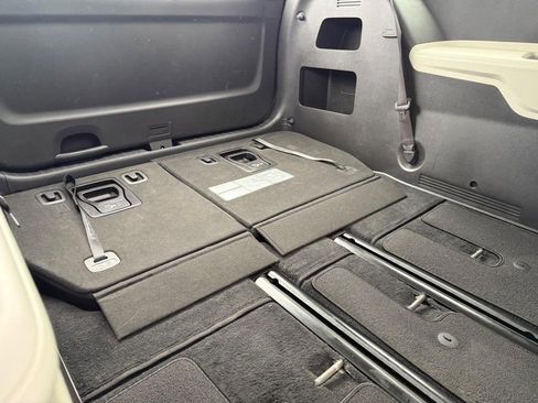 Used 2024 Kia Carnival EX image 11