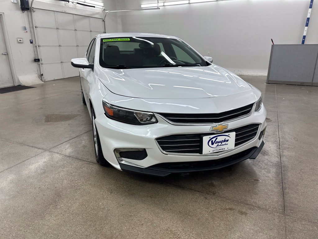 Used 2018 Chevrolet Malibu LT w/ Leather Package FWD image 2
