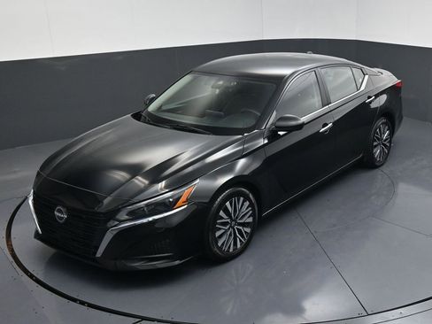 Used 2024 Nissan Altima 2.5 SV image 16