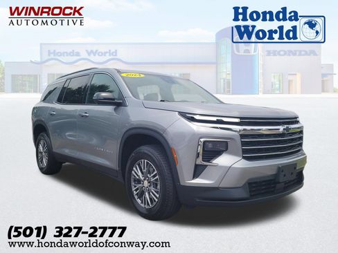 Used 2025 Chevrolet Traverse LT w/ Driver Confidence Package FWD image 1