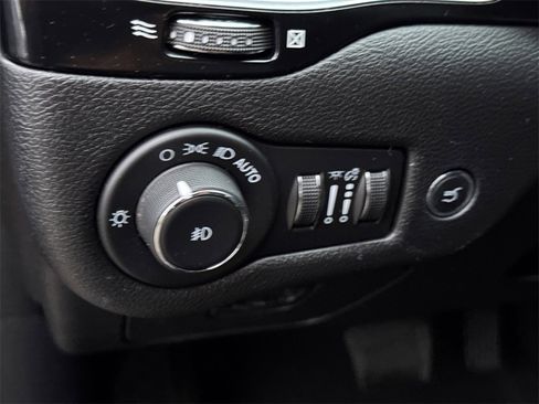 Used 2020 Jeep Cherokee Latitude Plus image 28