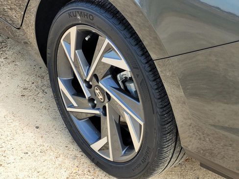 Used 2024 Hyundai Elantra Limited image 7