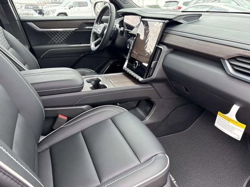 New 2026 GMC Acadia Denali w/ Super Cruise Package FWD image 18