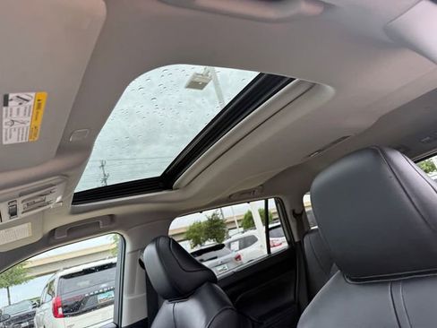 Used 2025 Toyota Highlander XLE FWD image 27