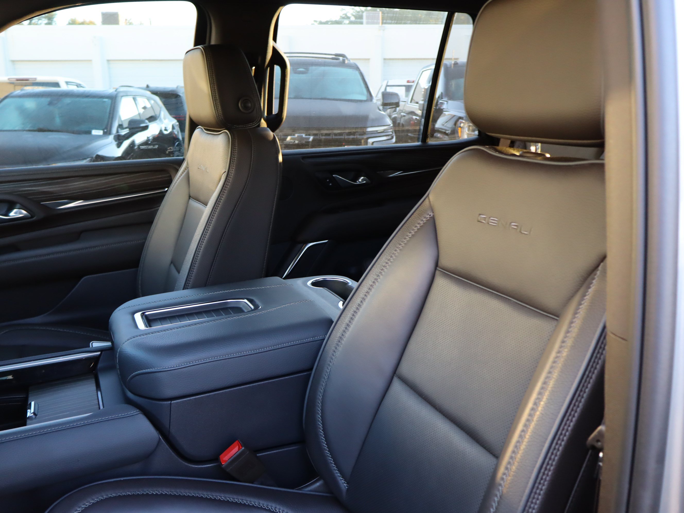 Used 2024 GMC Yukon Denali RWD image 18