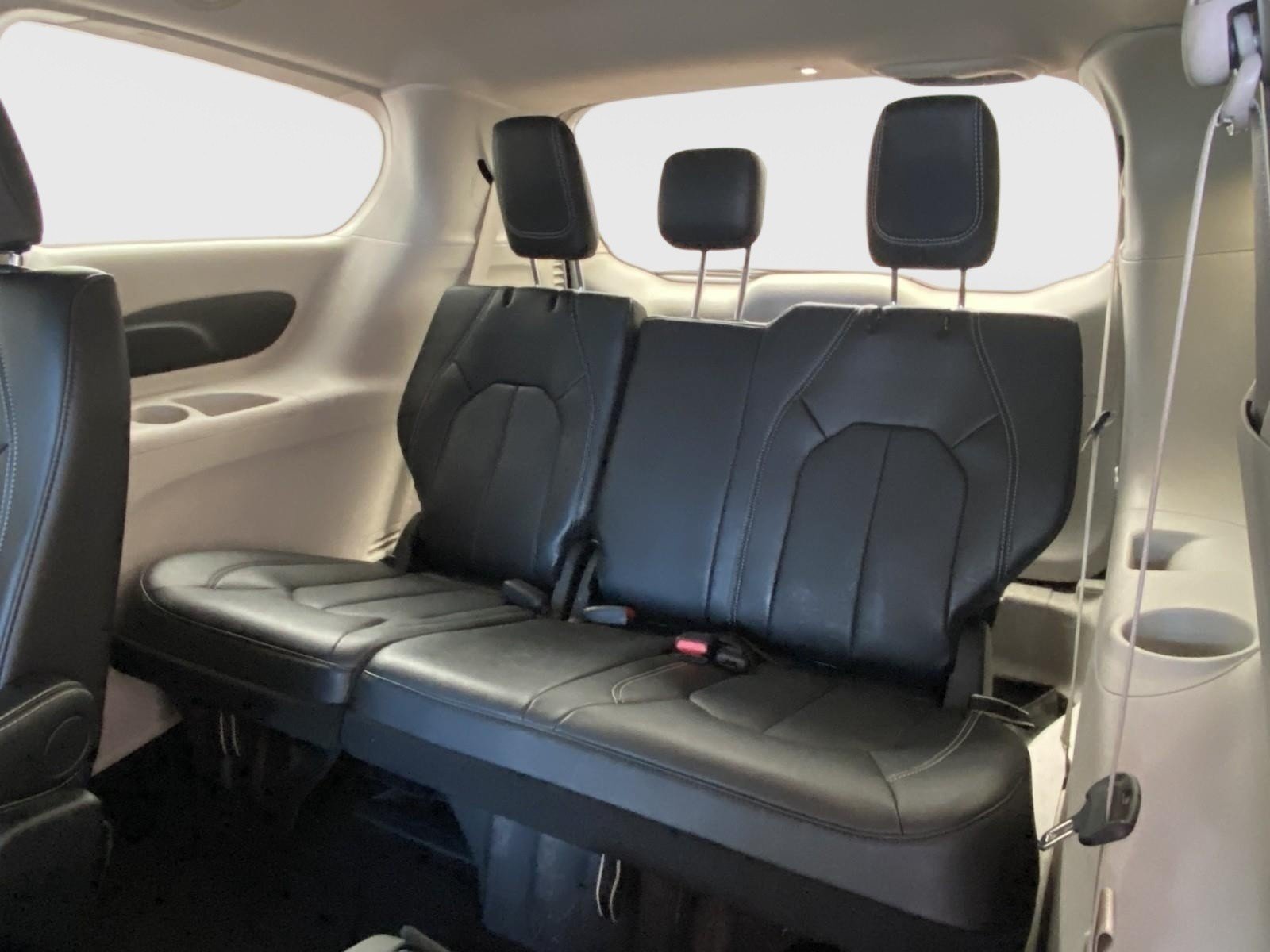 Used 2024 Chrysler Pacifica Touring-L FWD image 16