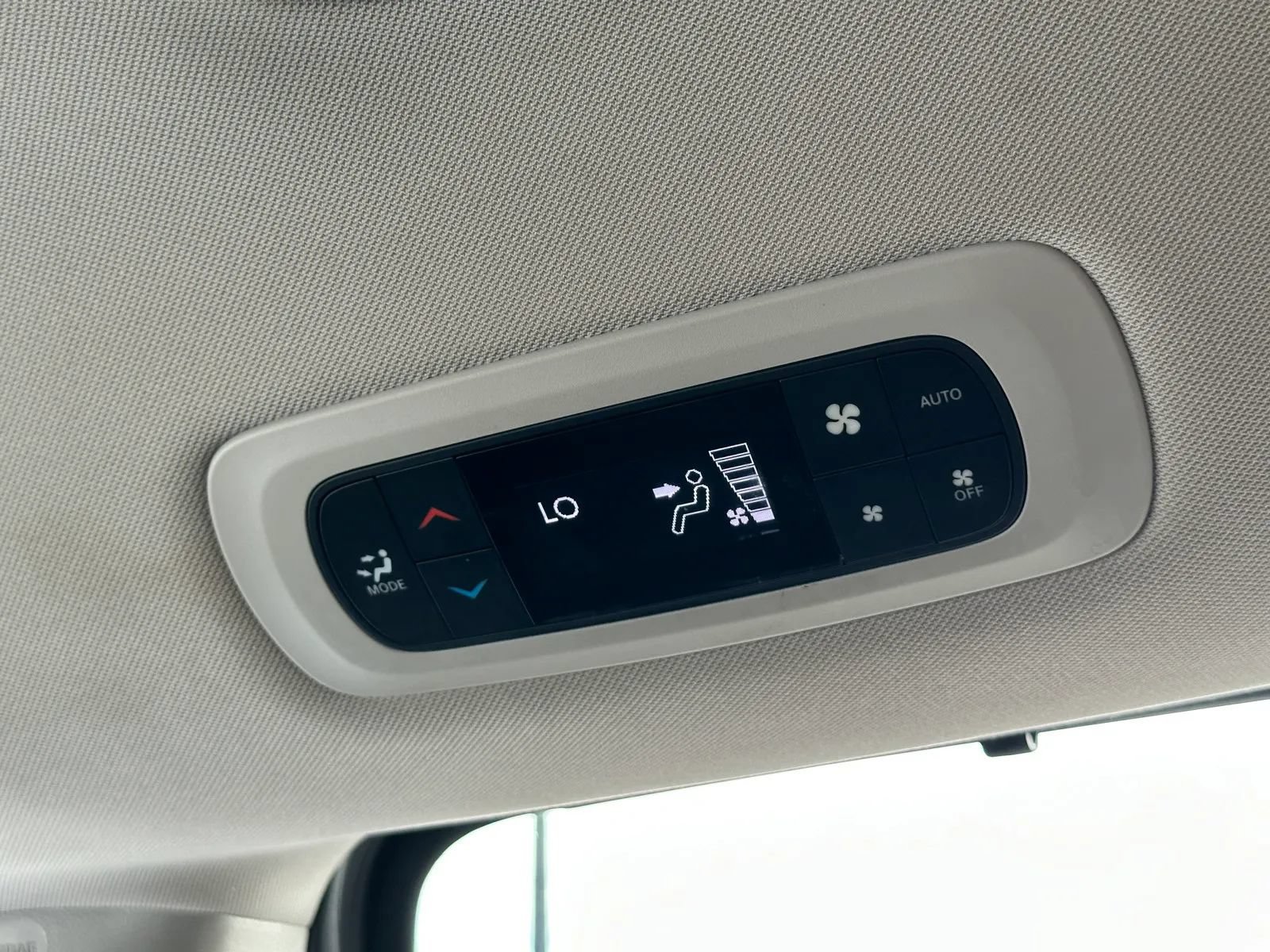 Used 2018 Chrysler Pacifica Touring-L FWD image 28