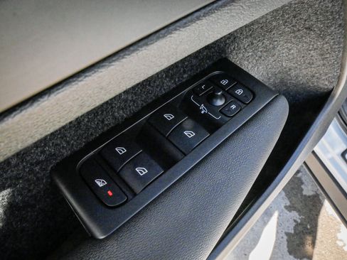 Used 2025 Volvo XC40 B5 Core image 15