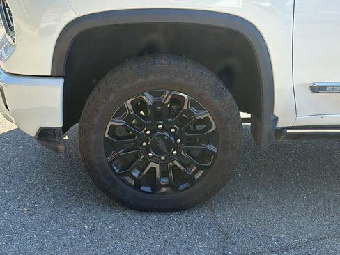 Used 2025 Chevrolet Silverado 2500 High Country w/ Technology Package AWD/4WD image 9