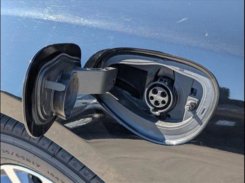 Used 2024 Chrysler Pacifica Select image 16