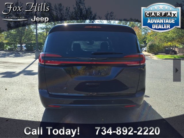 Certified 2025 Chrysler Pacifica Limited w/ Uconnect Theater Family Group FWD image 7