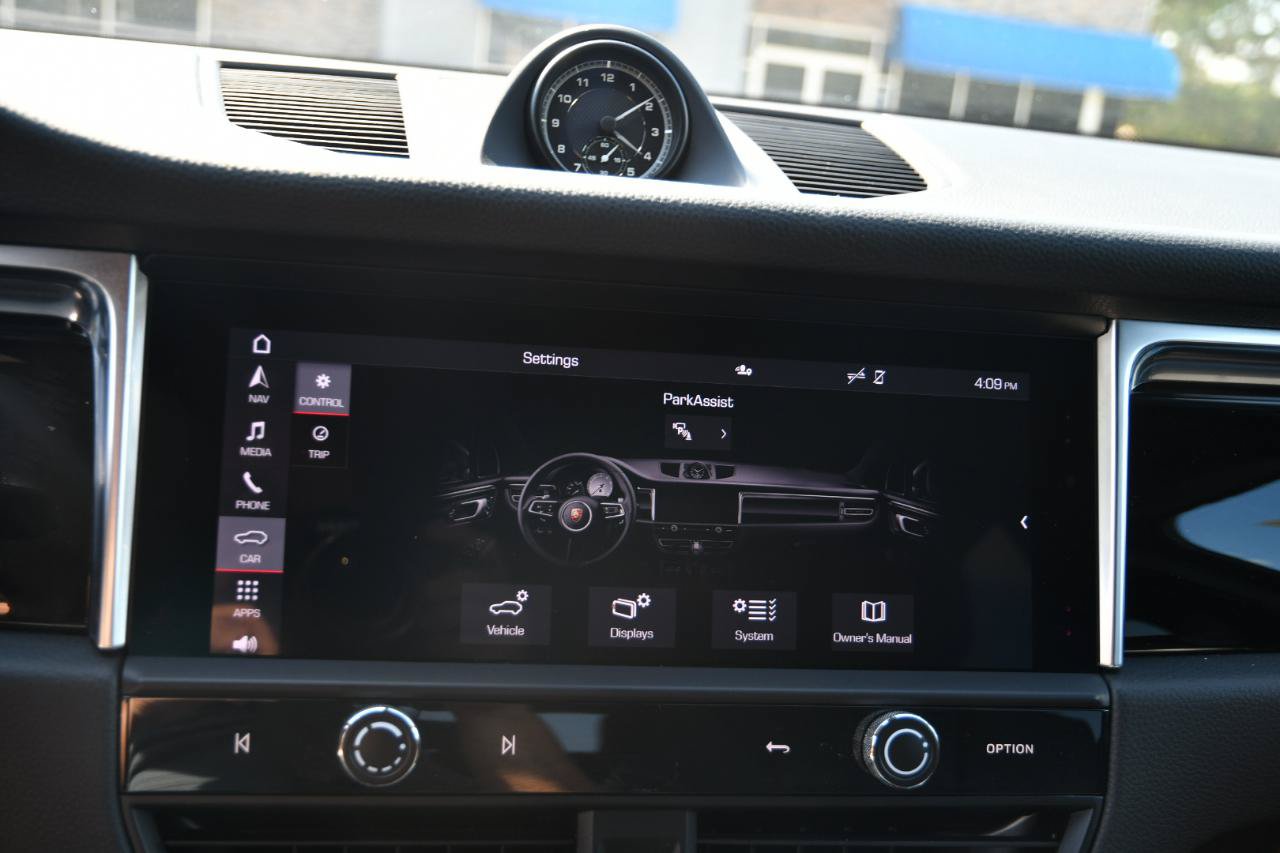 Used 2024 Porsche Macan AWD/4WD image 23
