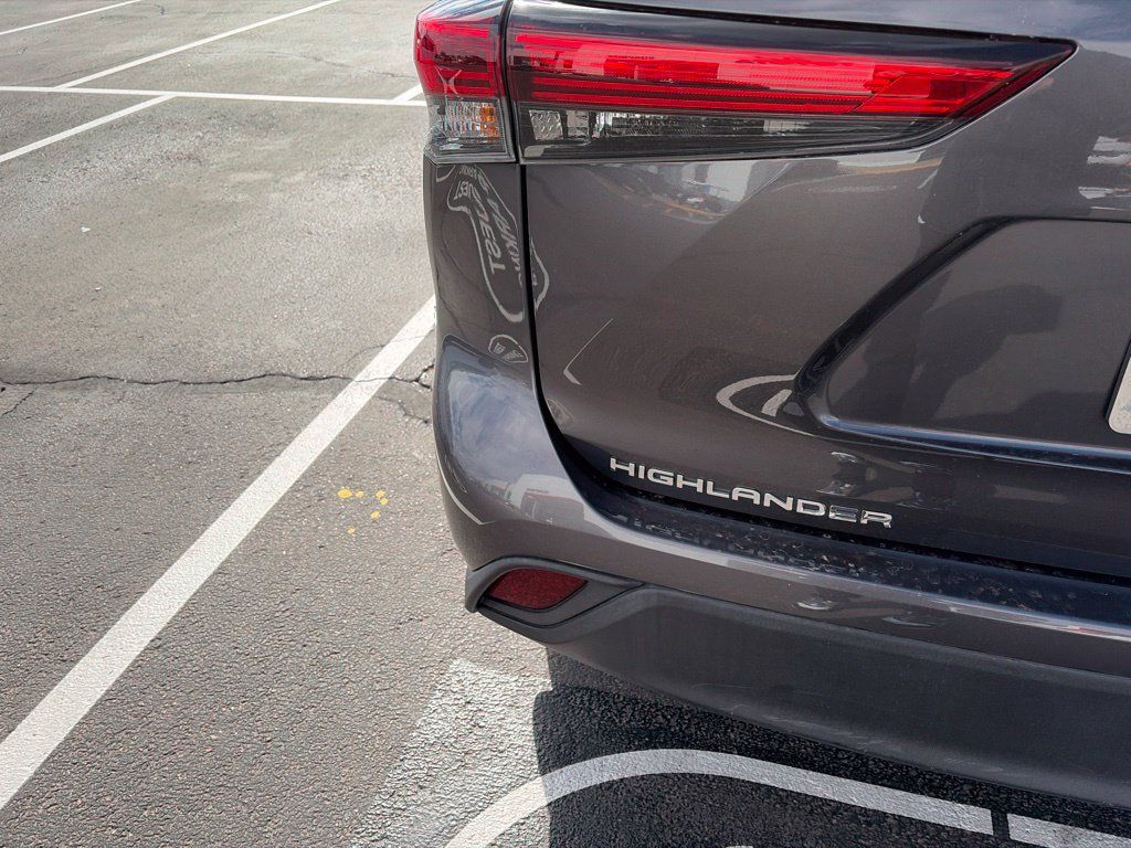 Used 2023 Toyota Highlander LE AWD/4WD image 6