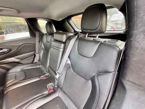 Used 2019 Jeep Cherokee Latitude Plus w/ Cold Weather Group AWD/4WD image 9