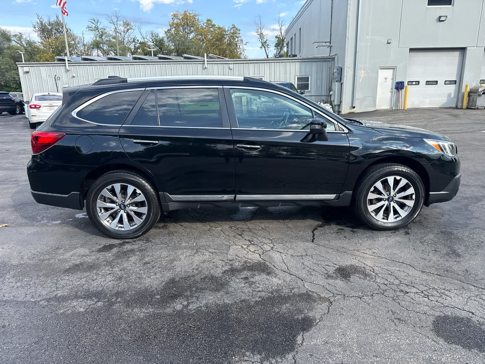 Used 2017 Subaru Outback 3.6R Touring AWD/4WD image 2