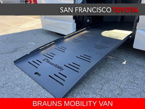 Used 2026 Toyota Sienna XLE FWD image 16