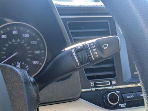 Used 2017 Hyundai Elantra SE FWD image 25