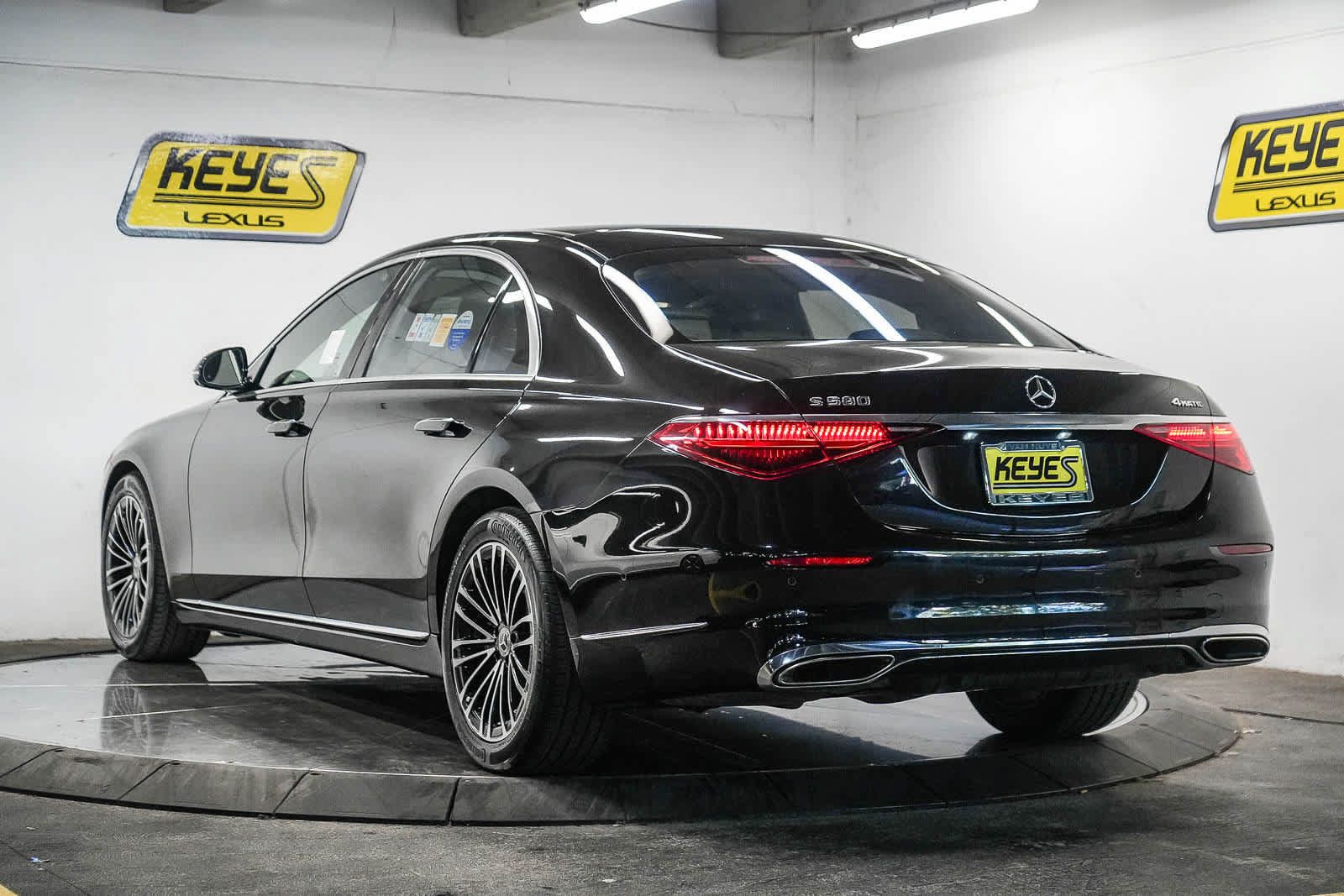 Used 2022 Mercedes-Benz S 580 4MATIC Sedan w/ Rear Seat Package image 4