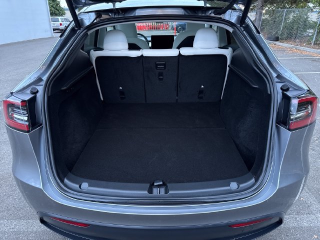 Used 2025 Tesla Model Y Long Range RWD image 12