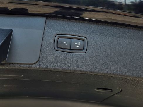 Used 2022 Porsche Cayenne w/ Premium Package image 27