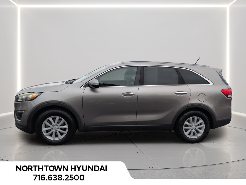 Used 2018 Kia Sorento FWD V6 image 2