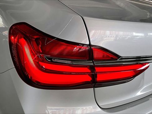 Used 2018 BMW 740i image 29