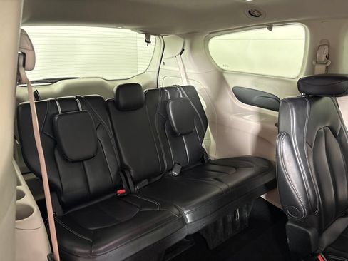Used 2023 Chrysler Pacifica Touring-L FWD image 26