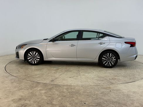 Used 2025 Nissan Altima 2.5 SV FWD image 2