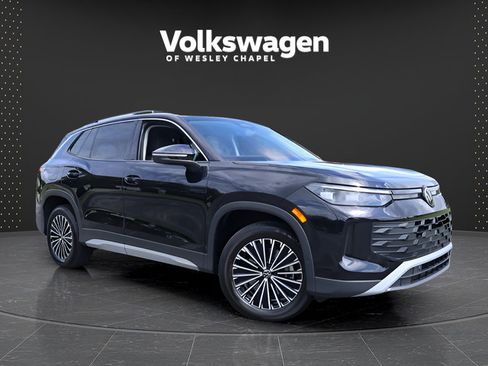Certified 2025 Volkswagen Tiguan S w/ 18" Wheel Package AWD/4WD image 1