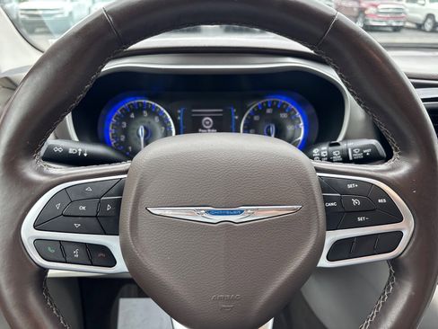 Used 2019 Chrysler Pacifica Touring-L FWD image 25