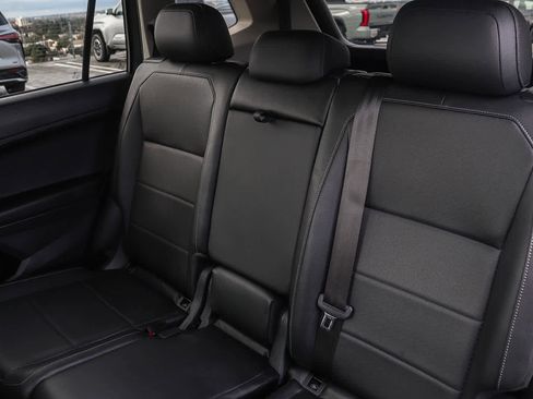 Used 2020 Volkswagen Tiguan SE w/ Panoramic Sunroof Package image 24