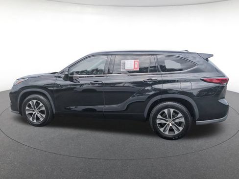 Used 2022 Toyota Highlander XLE FWD image 2