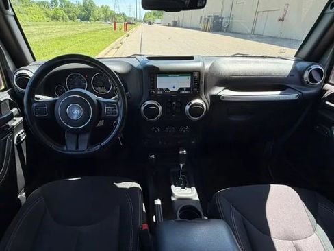 Used 2016 Jeep Wrangler Unlimited Sahara w/ Dual Top Group AWD/4WD image 17