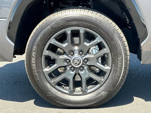 Used 2024 Toyota Tundra Platinum AWD/4WD image 28