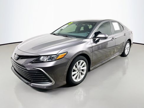 Used 2022 Toyota Camry LE image 10