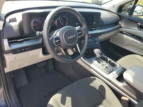 Used 2023 Kia Carnival LX image 11