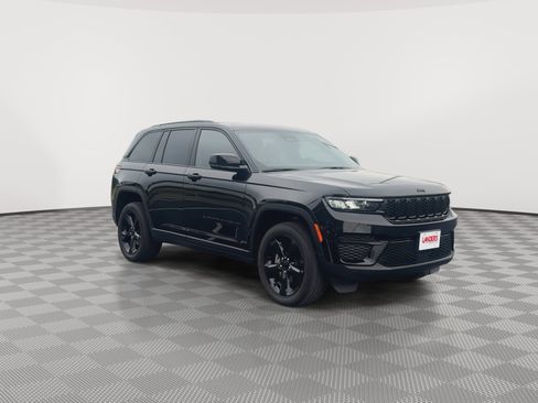 Used 2023 Jeep Grand Cherokee Altitude AWD/4WD image 2