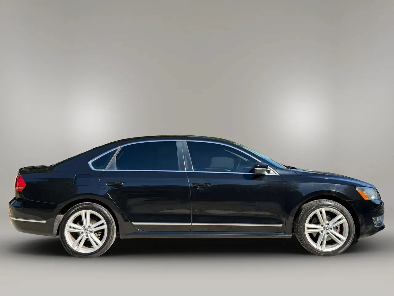 Used 2013 Volkswagen Passat TDI SEL Premium FWD image 5