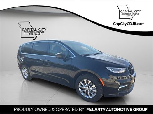 New 2026 Chrysler Pacifica Select image 1