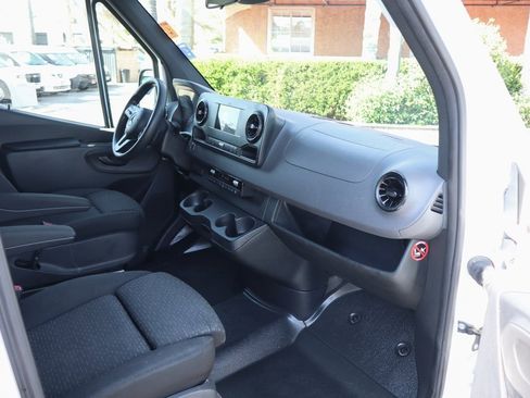 Used 2019 Mercedes-Benz Sprinter 2500 image 38