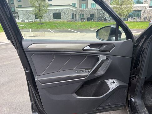 Used 2022 Volkswagen Tiguan SE image 8