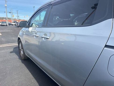Used 2019 Kia Sedona EX FWD image 3