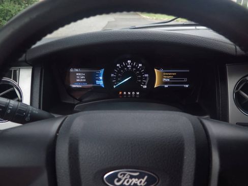 Used 2016 Ford Expedition XLT w/ Equipment Group 202A AWD/4WD image 8