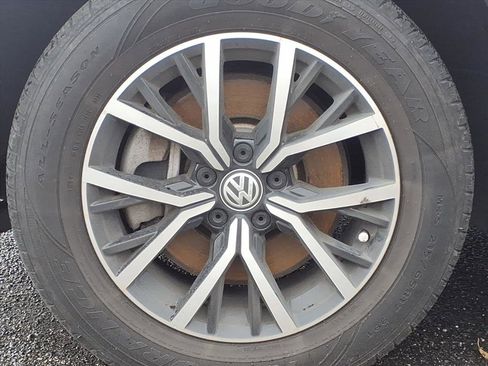 Used 2021 Volkswagen Tiguan SE image 8