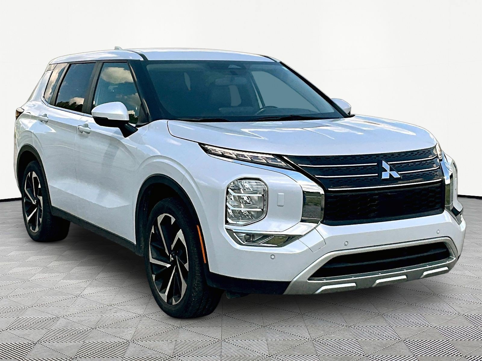 Used 2024 Mitsubishi Outlander SE AWD/4WD image 3