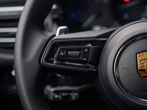 Certified 2026 Porsche Macan AWD/4WD image 7