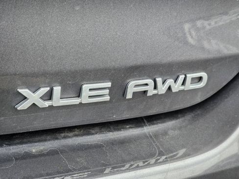 Used 2024 Toyota Highlander XLE AWD/4WD image 27