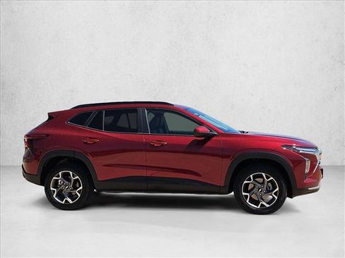 Used 2025 Chevrolet Trax LT FWD image 4