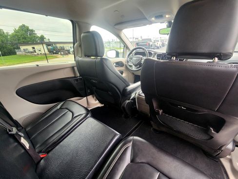 Used 2023 Chrysler Pacifica Touring-L FWD image 55