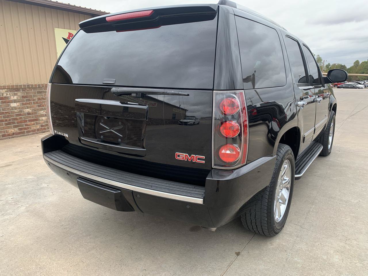 Used 2013 GMC Yukon Denali AWD/4WD image 2
